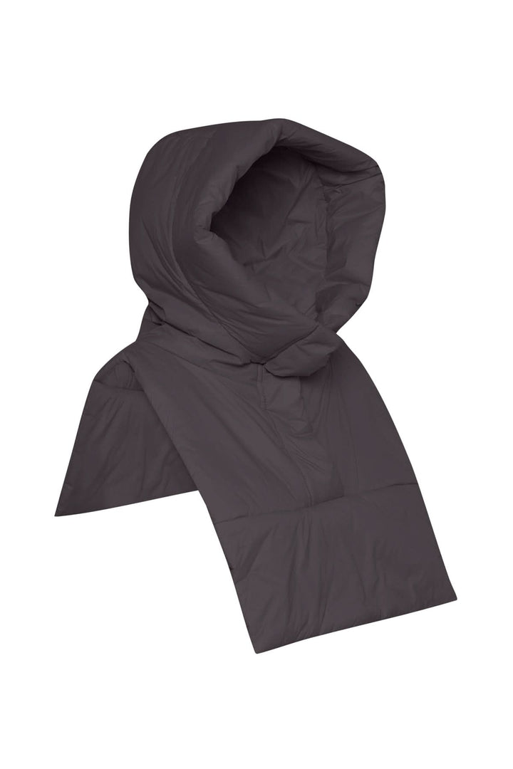 Chapeau capuche matelassé en tissu élégant pour ajouter chaleur et style à votre tenue d'hiver.