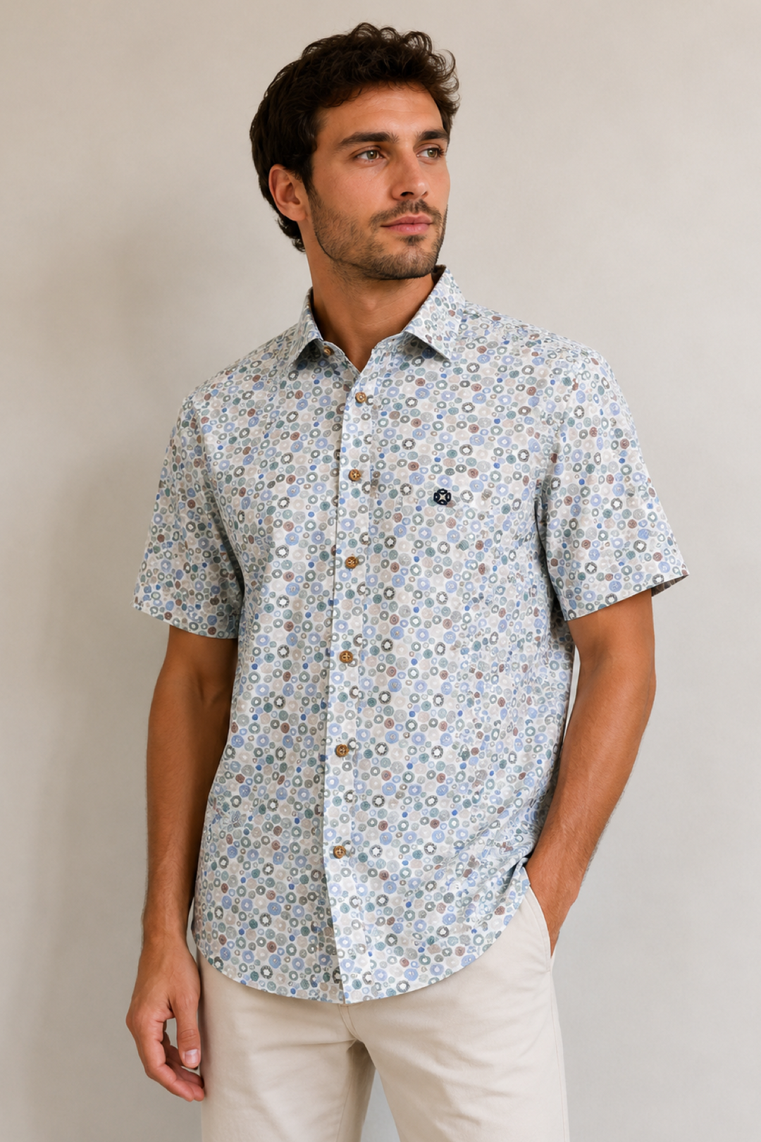 Short-sleeve shirt with a geometric pattern