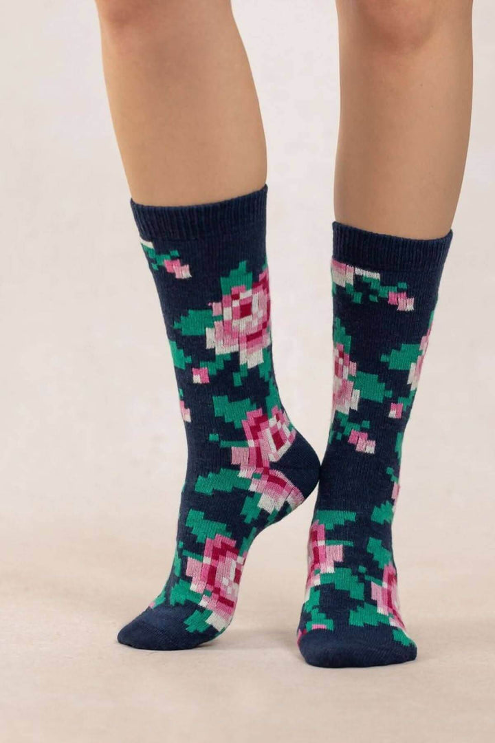 Chaussettes Fleurs Pixels colorées, en cachemire, offrant confort et chaleur avec un design floral moderne.