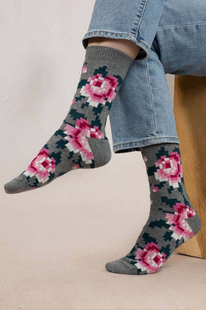 Chaussettes féminines en cachemire avec motif floral pixelisé, confortables et thermiques.