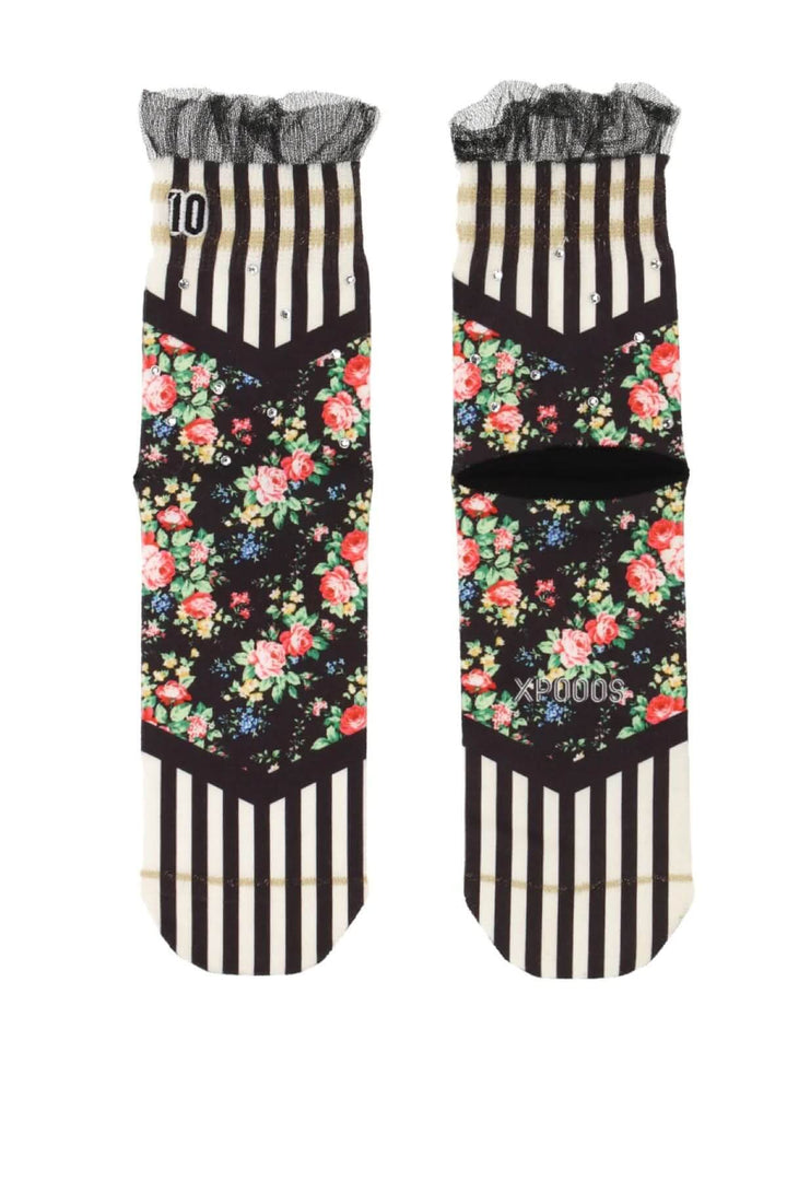 Chaussettes mi-hautes avec motif floral coloré et rayures, détail de volant en tulle à la cheville.