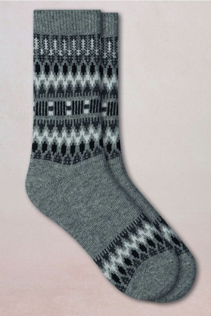 Chaussettes en maille de style norvégien avec motif géométrique en contraste, longueur mi-mollet pour un confort hivernal.