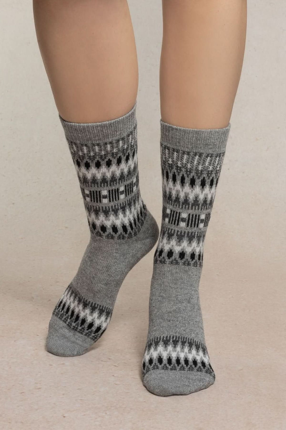 Chaussettes en maille de style norvégien avec motif géométrique contrasté, longueur mi-mollet, idéales pour un look hivernal authentique.