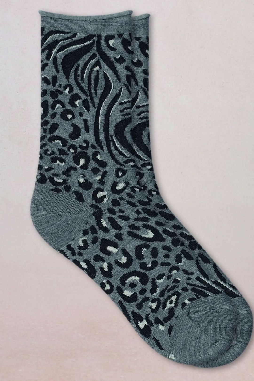 Chaussettes en maille à motif animalier sur fond gris avec design audacieux et élégant, parfaites pour ajouter du style aux tenues hivernales.
