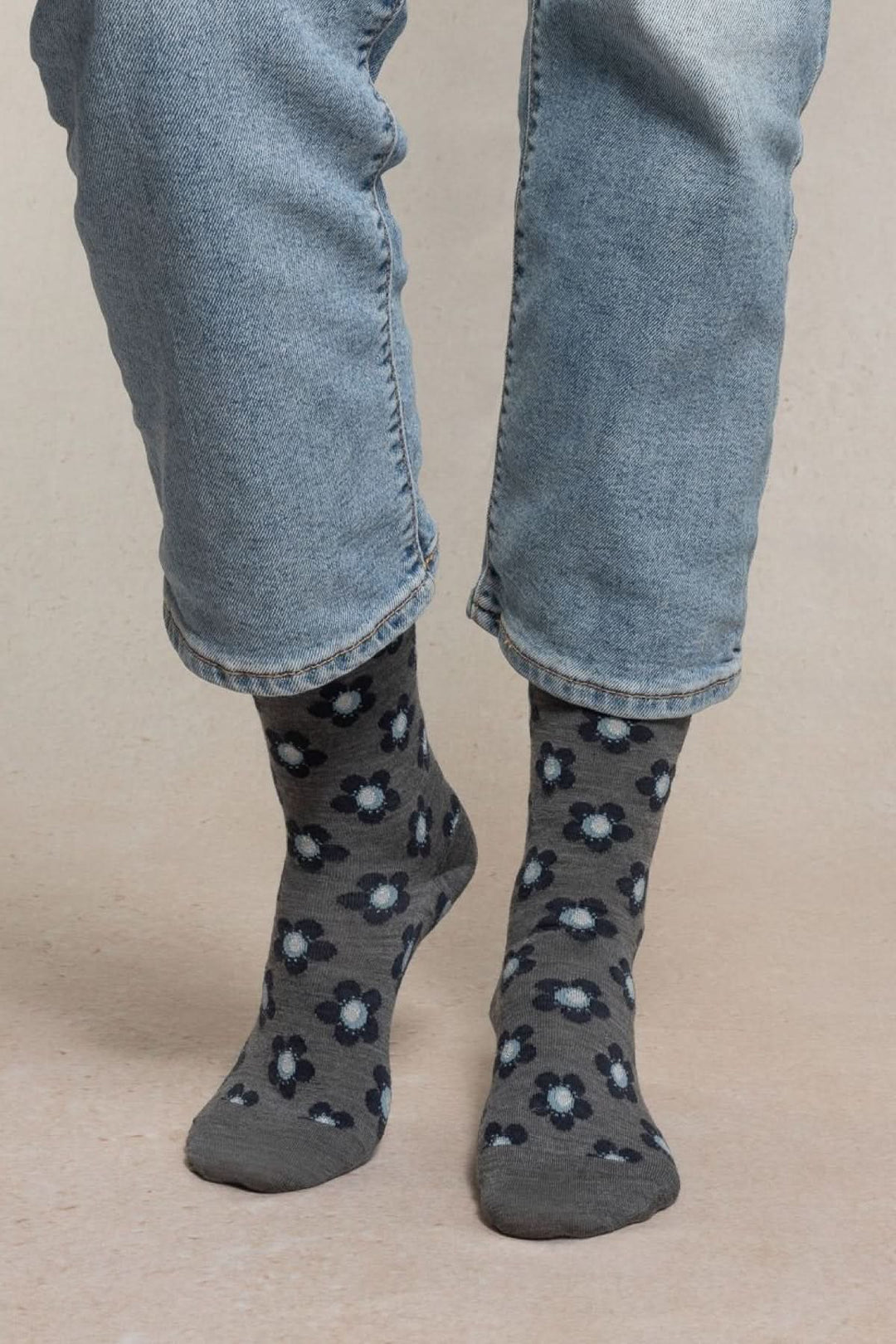 Chaussettes en maille à petit motif floral en laine, parfaites pour associer à des chaussures basses et ajouter une touche de fantaisie.