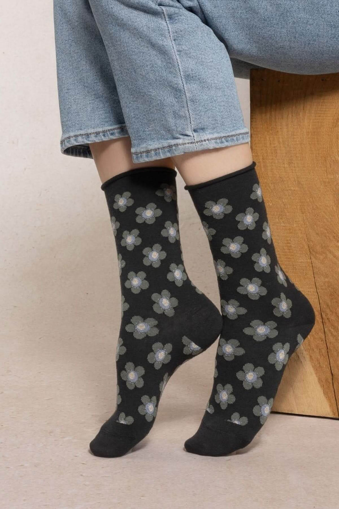 Chaussettes en maille à petit motif floral noires mi-mollet avec jeans, confortables et respirantes pour une touche de fantaisie.