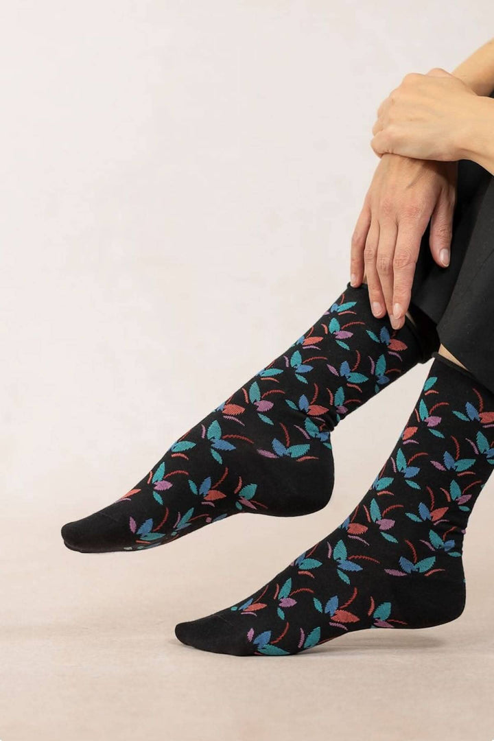 Chaussettes feuillage noires en coton avec motif coloré, confort et style féminins.