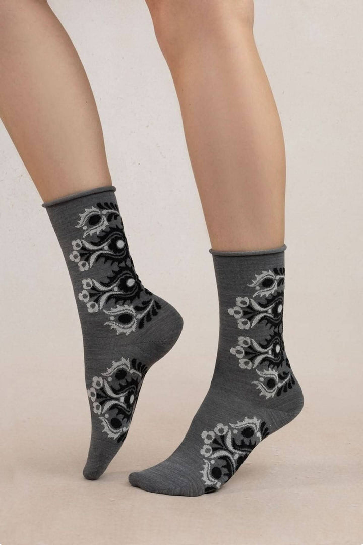 Chaussettes femmes en laine Mérinos et coton, motif fleurs folke gris, élégantes pour chaussures d’hiver.