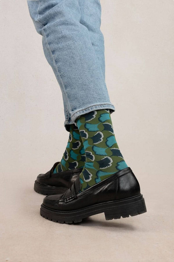 Chaussettes ginkgo fantaisie pour femme, en coton, avec motif végétal et paillettes, portées avec des chaussures noires.