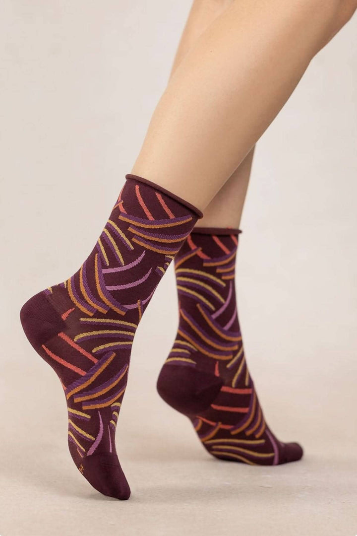Chaussettes griffes femme, coton doux, motifs colorés graphiques, confort et style.