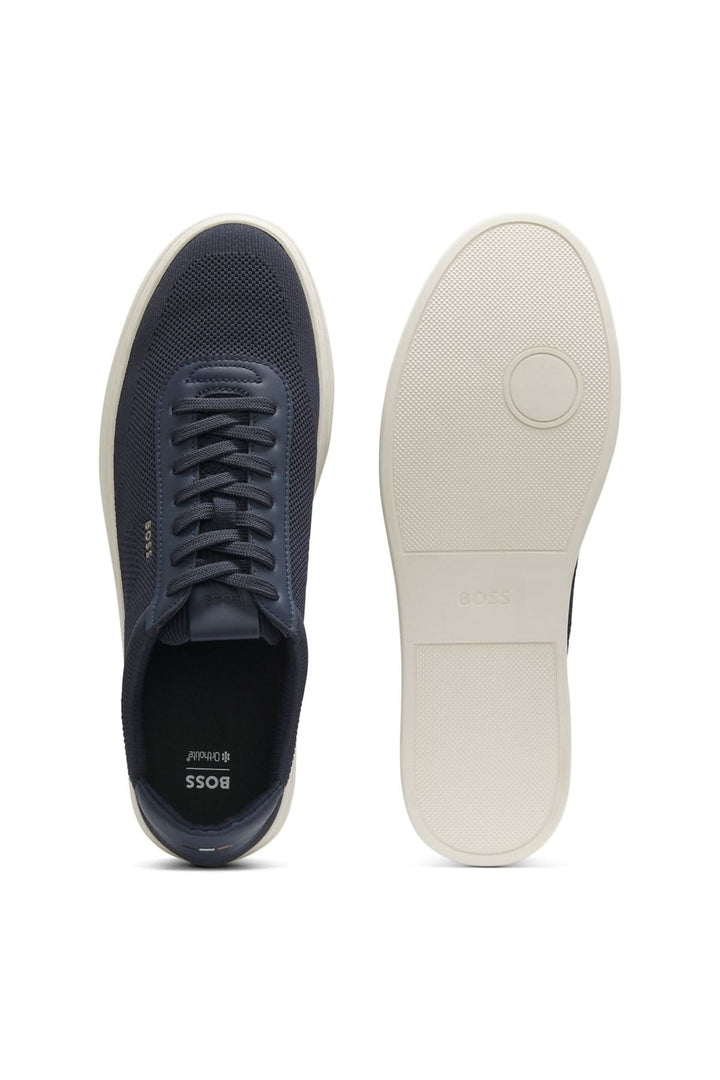 Chaussure Kieran espadrilles modernes en maille tricotée bleue de BOSS avec garnitures en cuir et logo sur le côté.