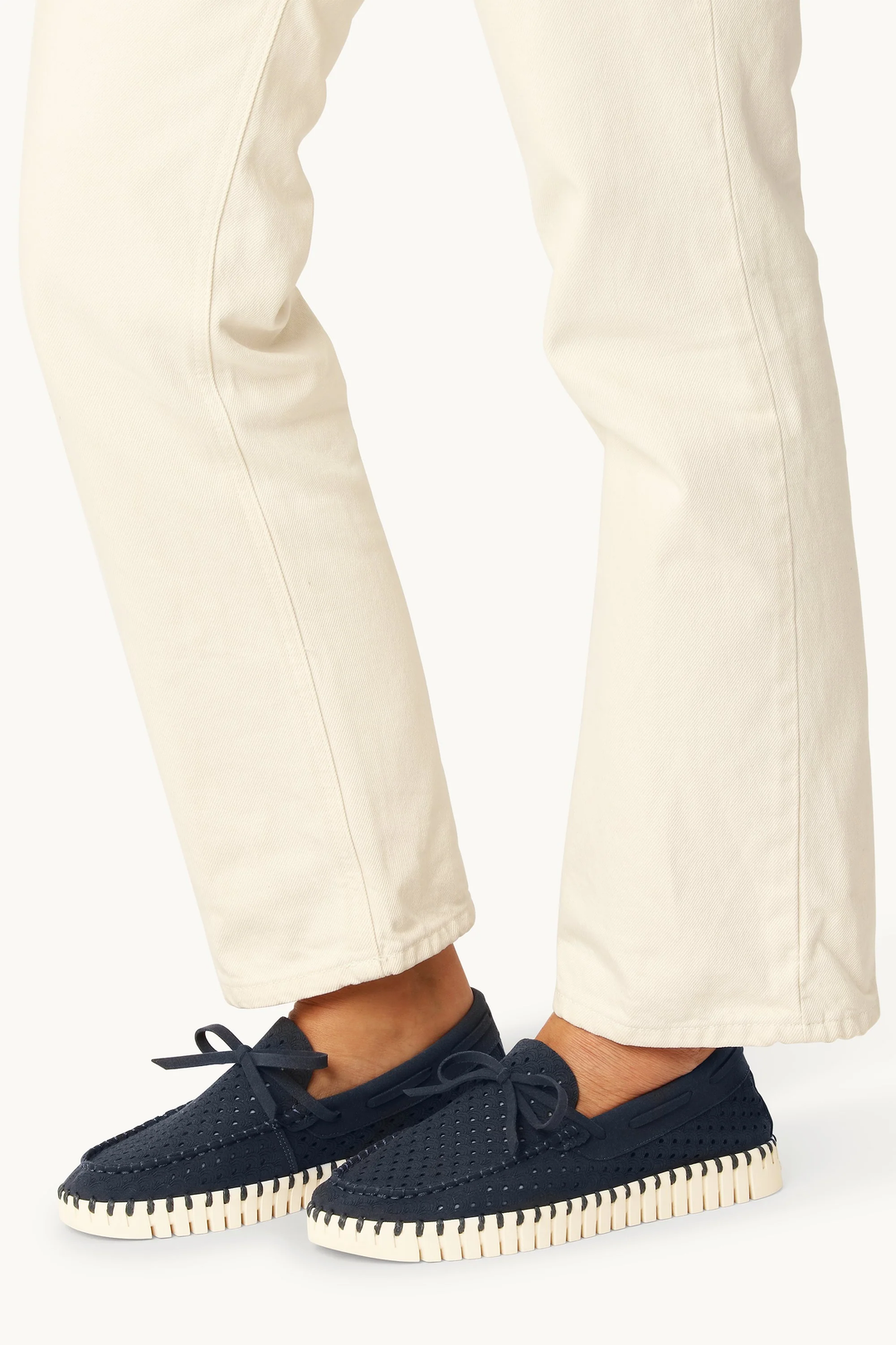 Chaussure Tulip de marin slip-on bleu avec tige perforée, lacet décoratif et semelle contrastante, style moderne et confortable.