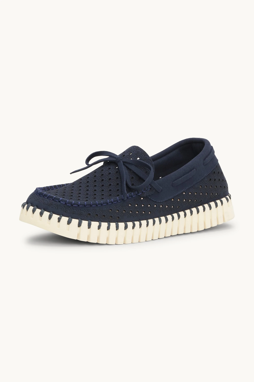 Chaussure Tulip de marin slip-on perforée bleue avec lacet décoratif et semelle contrastante, confortable et stylée.