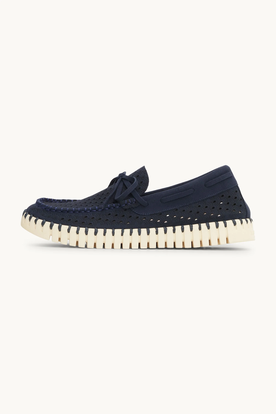 Chaussure Tulip de marin bleue, design perforé, lacet décoratif, semelle contrastante, slip-on léger et confortable pour usage quotidien.