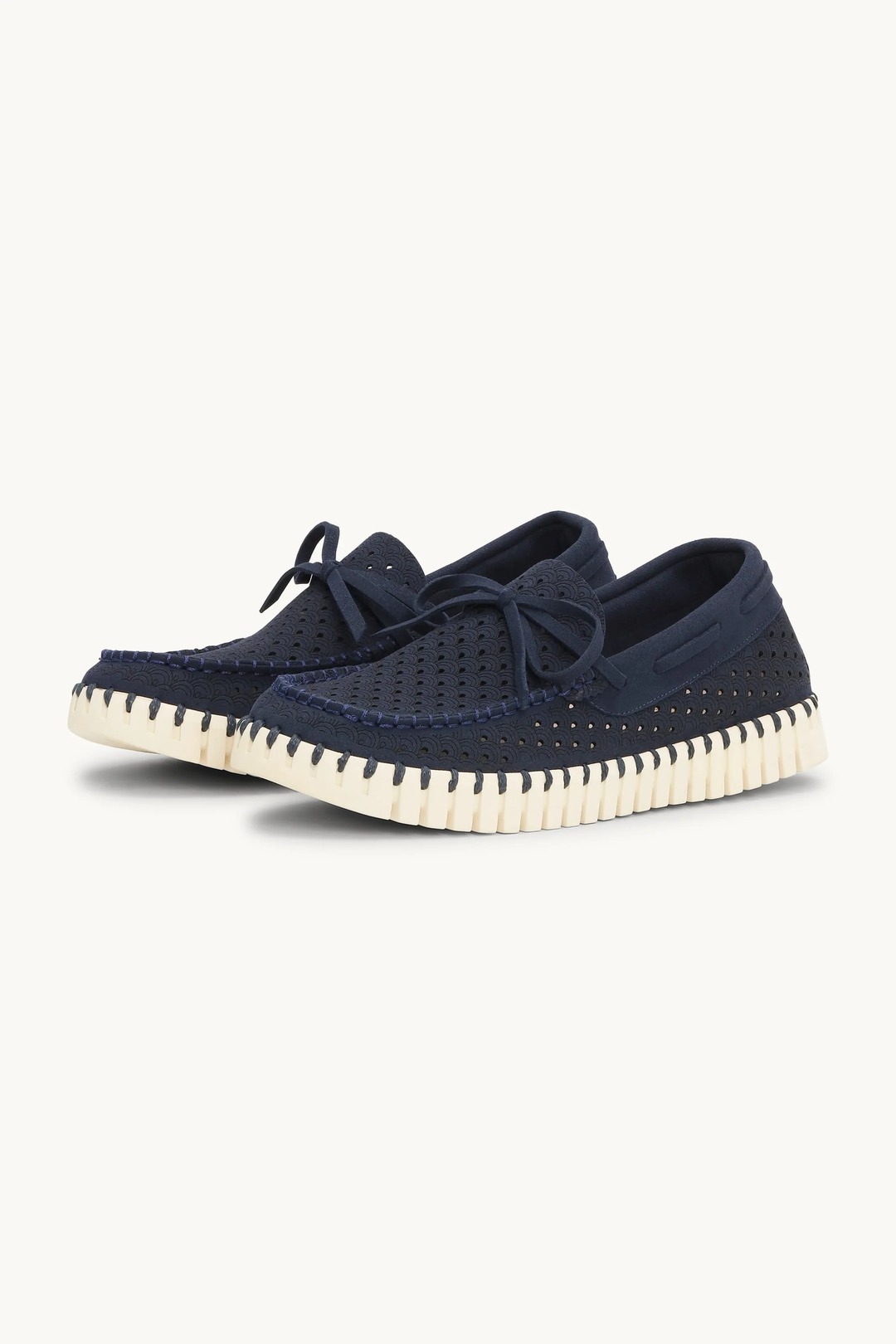 Chaussure Tulip de marin slip-on perforée, style moderne et respirant, semelle contrastante pour un look décontracté et élégant.