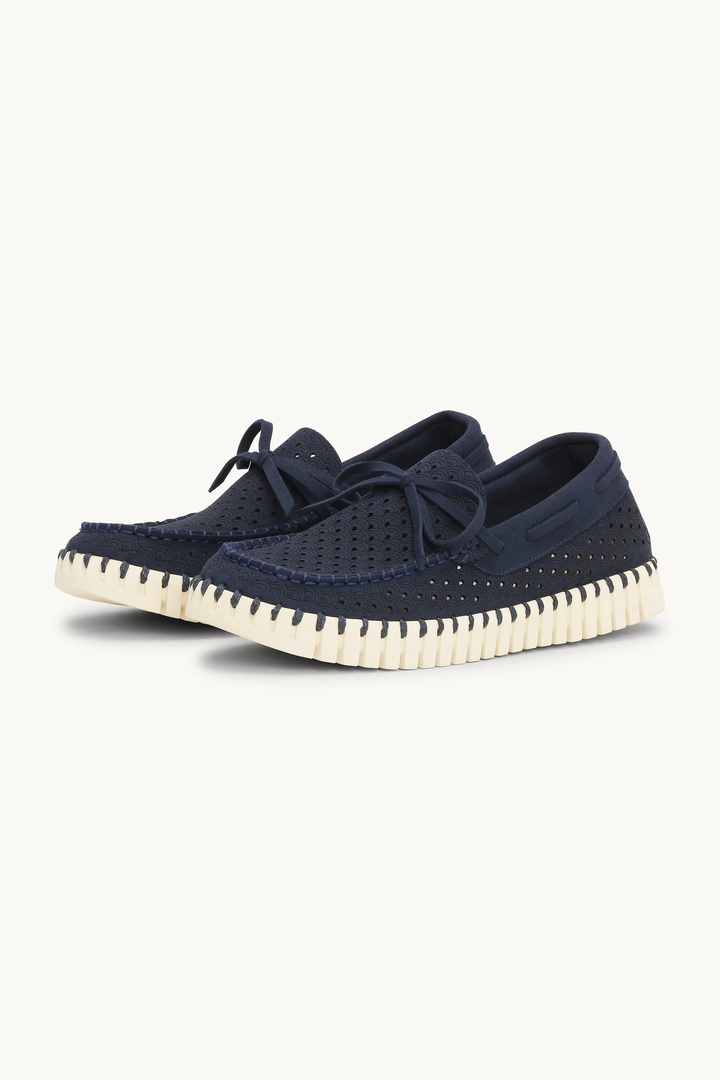 Chaussure Tulip de marin slip-on perforée, style moderne et respirant, semelle contrastante pour un look décontracté et élégant.