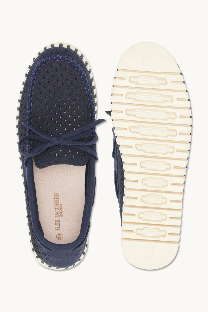 Chaussure Tulip de marin, design perforé bleu, semelle contrastante, vue dessus-dessous. Modèle slip-on respirant et élégant.