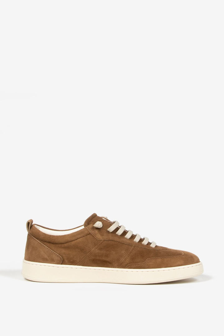 Chaussure en cuir suédé marron avec design épuré et semelle contrastante, idéale pour un style chic et décontracté.