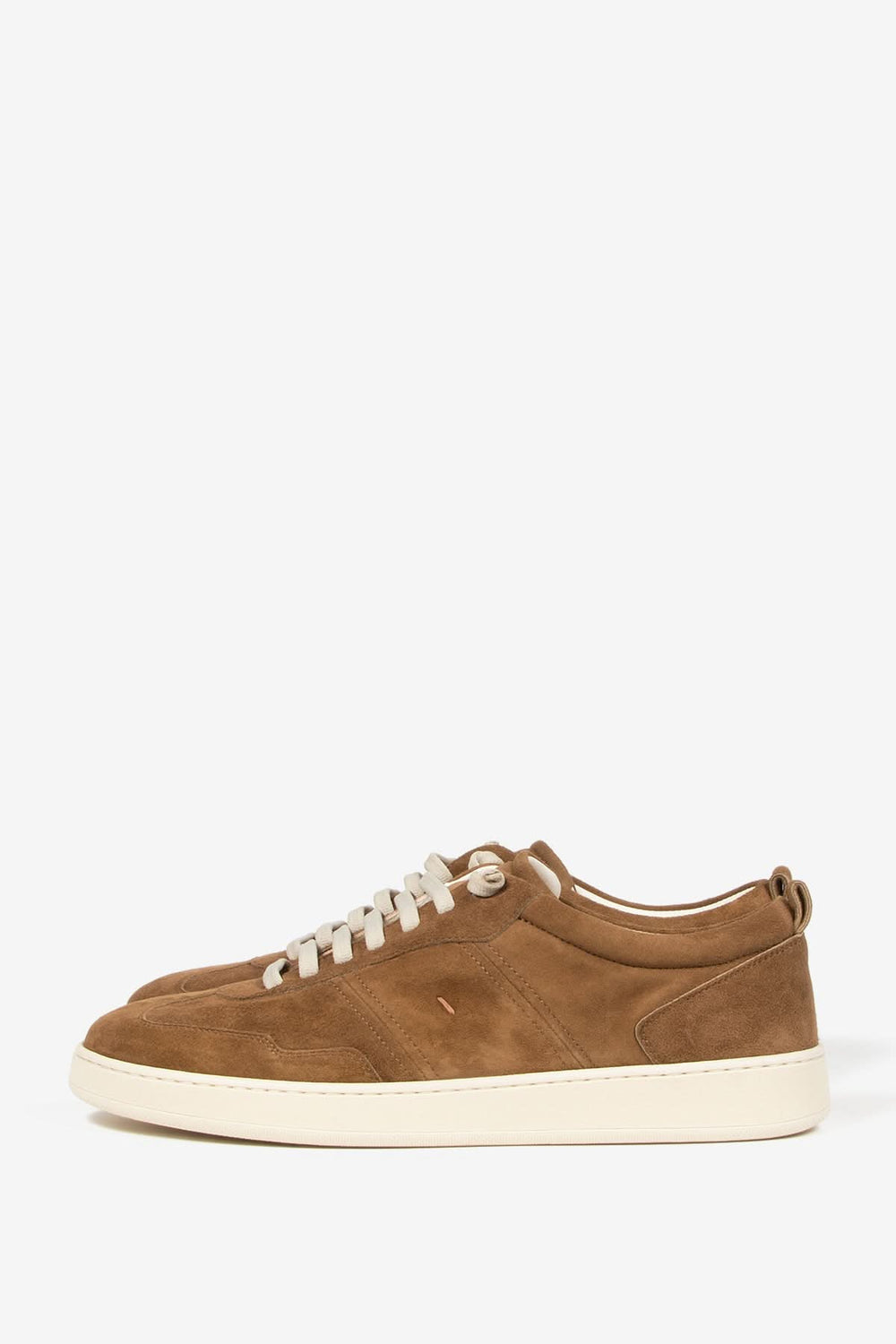 Chaussure en cuir suédé marron avec semelle contrastante et design minimaliste, idéale pour un style chic et décontracté.