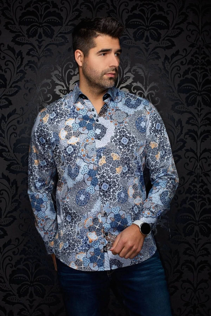 Homme portant la Chemise ASHAR avec imprimé artistique, coupe moderne, idéale pour le bureau ou les sorties élégantes.