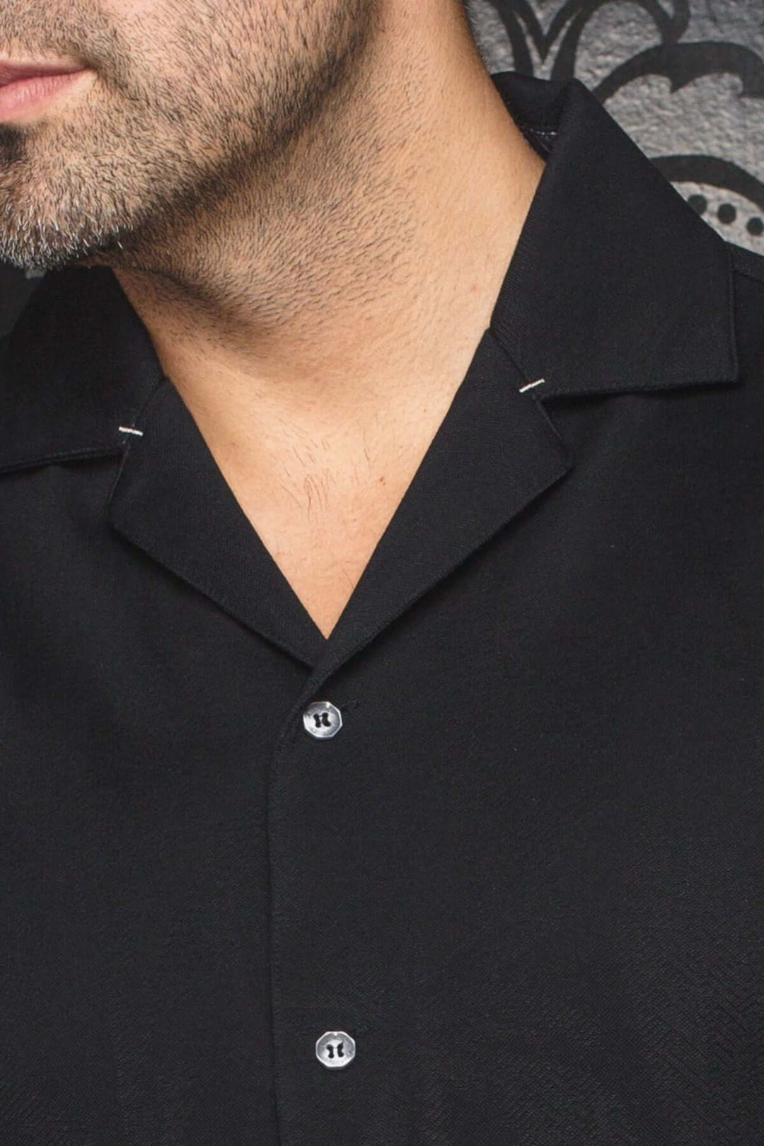 Chemise Brahea en noir avec col cubain et patte de boutonnage, élégante et raffinée.