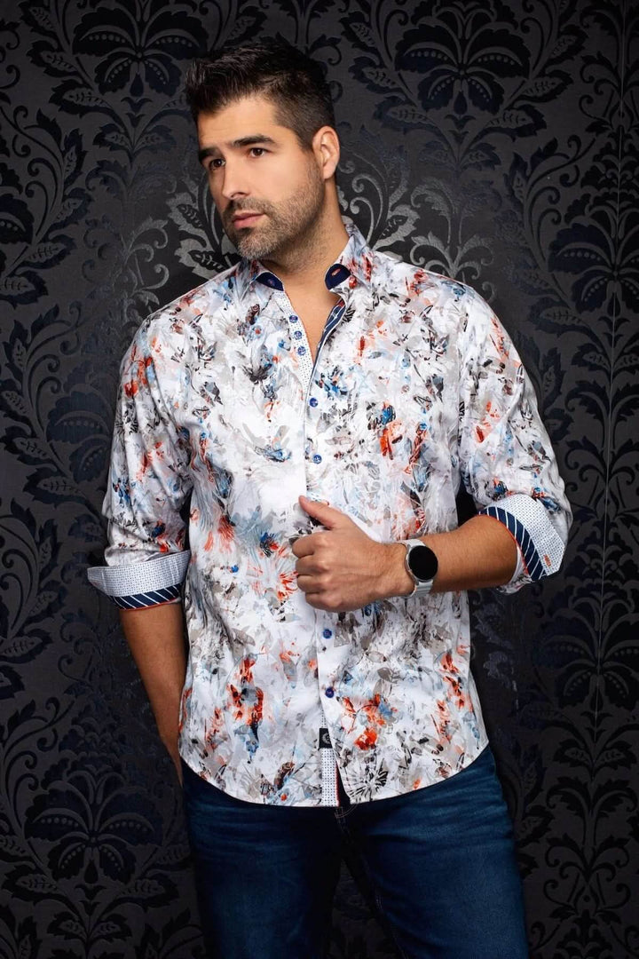 Homme portant la Chemise CEBU avec imprimé artistique audacieux, coupe ajustée moderne, parfait pour un style élégant et distinctif.