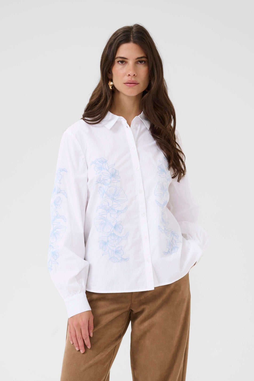 Chemise Jolene avec motif floral, coupe fluide et tissu léger, idéale pour une tenue professionnelle ou décontractée.