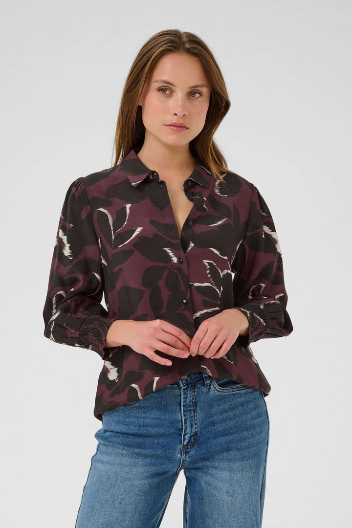 Chemise Mille imprimée avec manches longues et imprimé graphique portée par une femme