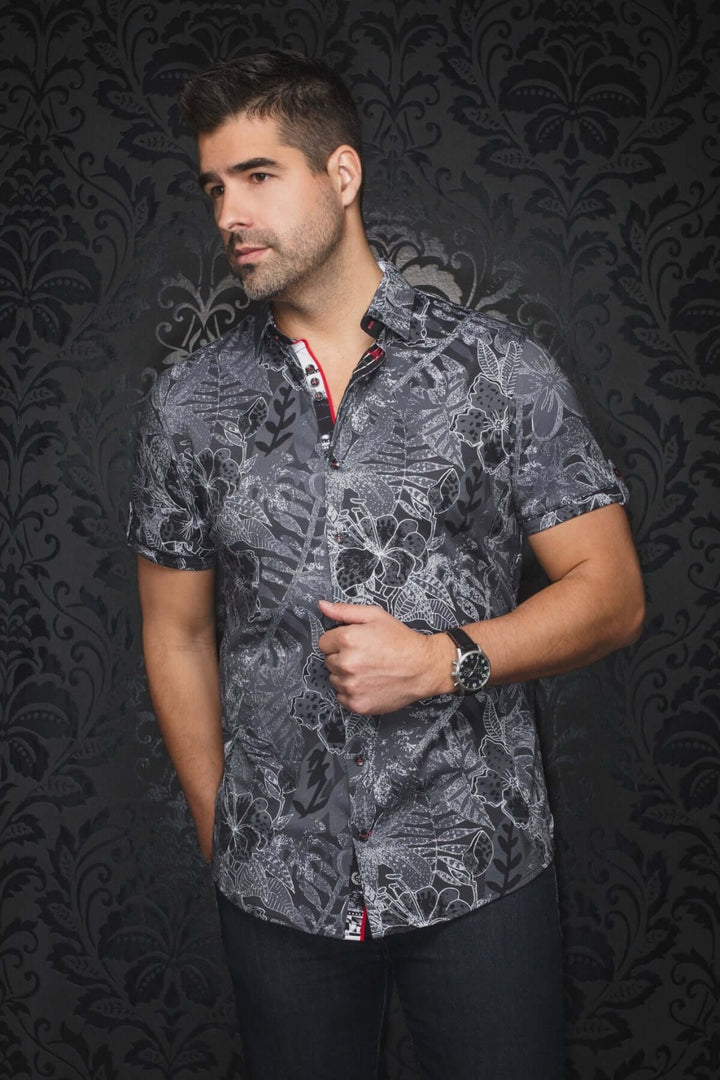 Chemise Ronaldo à manches courtes, motif floral noir et blanc, détails raffinés et moderne, portée par un homme.