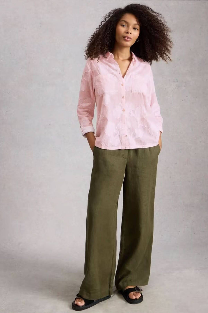Chemise Sophie Jaquard avec motif subtil et coupe décontractée, manches longues et col classique, parfaite pour un style quotidien.