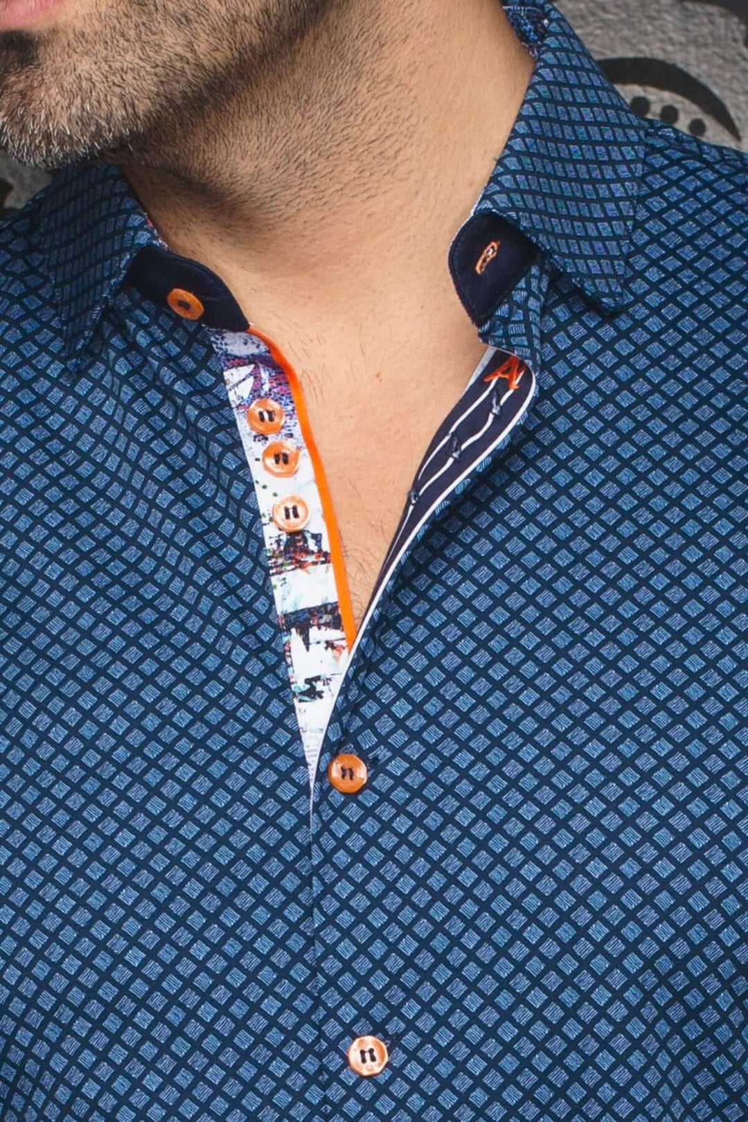 Chemise Terrano à manches courtes, motif géométrique, col contrastant et patte de boutonnage élégante.
