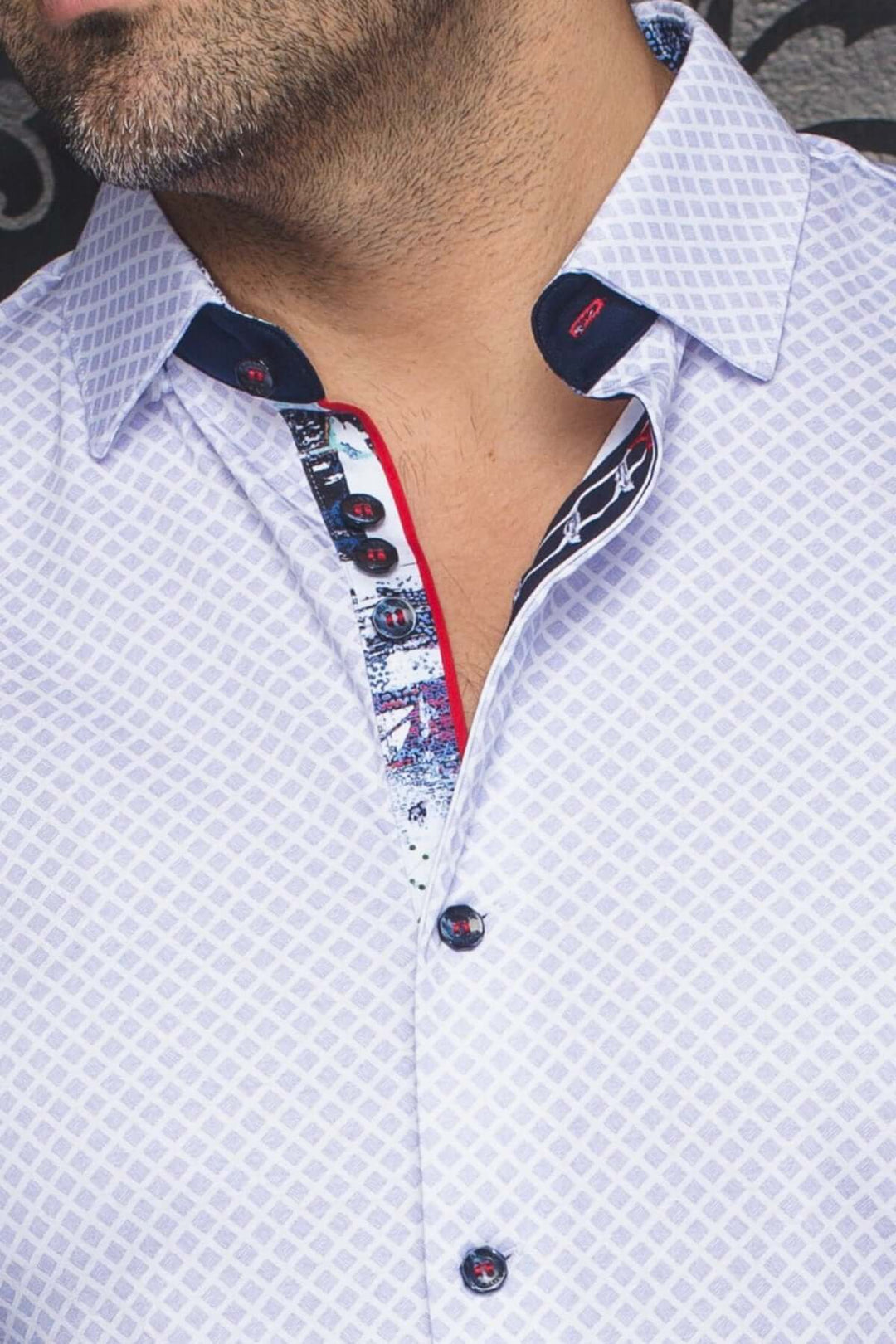 Chemise Terrano à manches courtes avec motif géométrique et col contrastant pour un style moderne et décontracté.