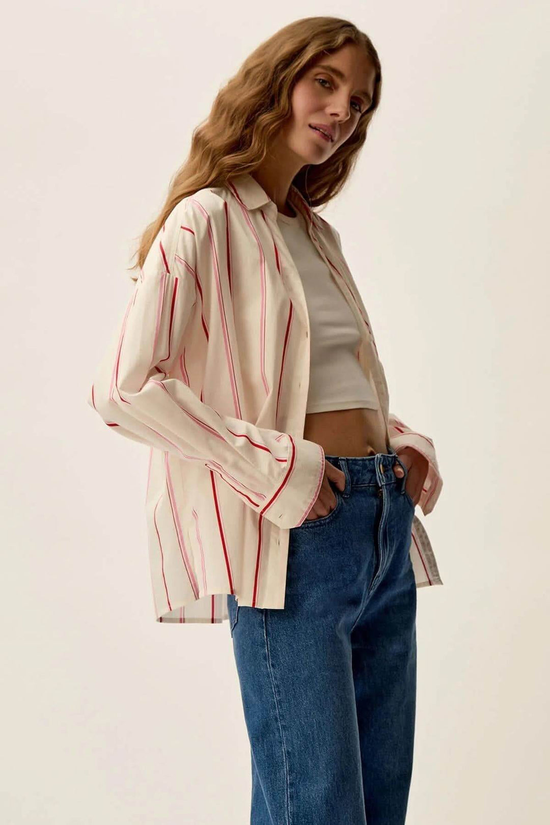 Chemise Ulysse rayée, manches longues, décolleté en V, portée avec un jean pour un look chic et effortless.
