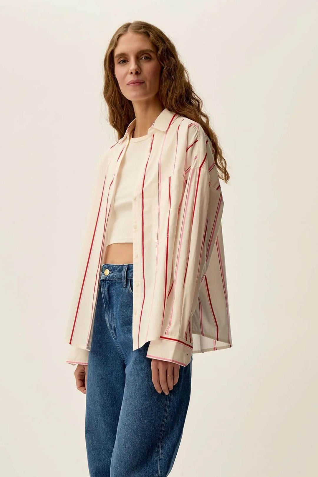 Chemise Ulysse rayée blanche et rouge portée avec un jean, modèle chic et intemporel en popeline de coton.