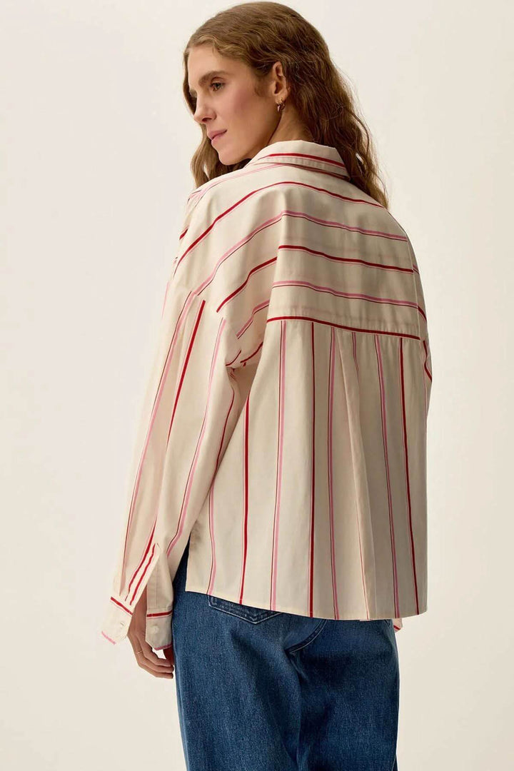 Chemise Ulysse à rayures blanches et rouges, col classique, manches longues, style décontracté.