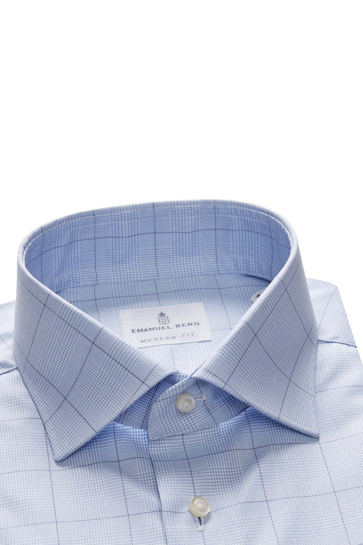 Détails du col bleu à carreaux d'une chemise élégante, combinant sophistication et modernité.