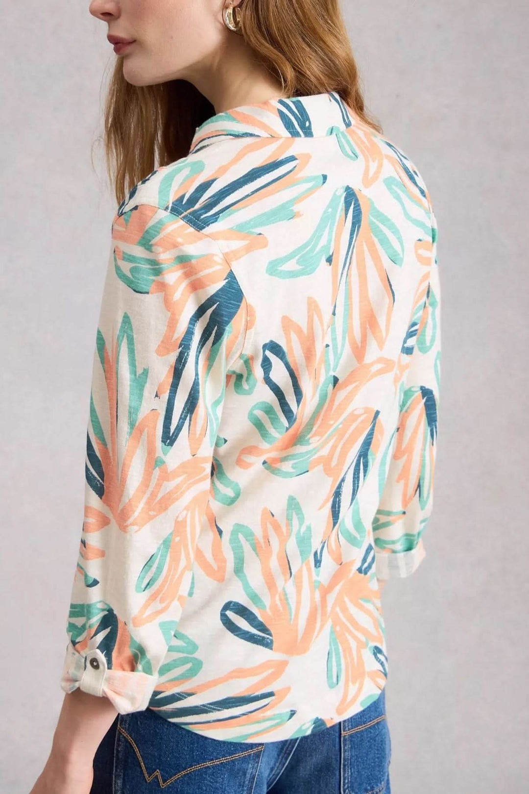 Chemise boutonnée col en V manches trois-quarts Annie avec imprimé coloré et coupe légèrement ajustée pour un look féminin et confortable.