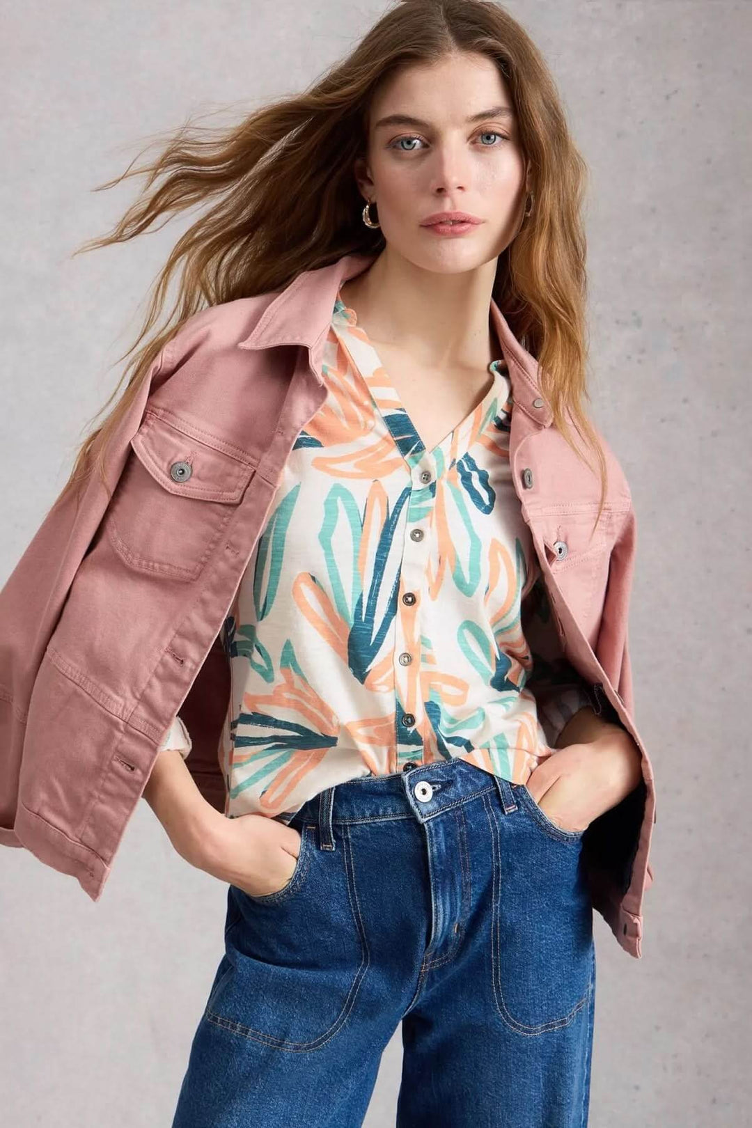 Chemise boutonnée col en V manches trois-quarts Annie, tenue décontractée avec veste rose et jean, mise en valeur féminine.