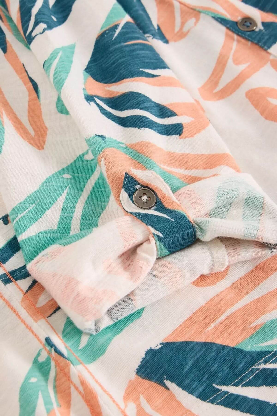 Chemise boutonnée col en V manches trois-quarts Annie avec motif coloré, détails de boutons et tissu fluide.