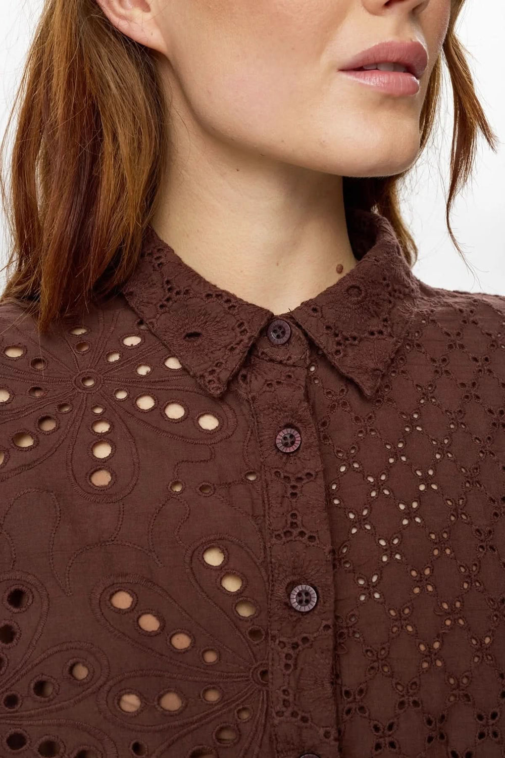 Chemise brodée anglaise à manches courtes en coton avec broderie raffinée et fermeture boutonnée, vue de près.