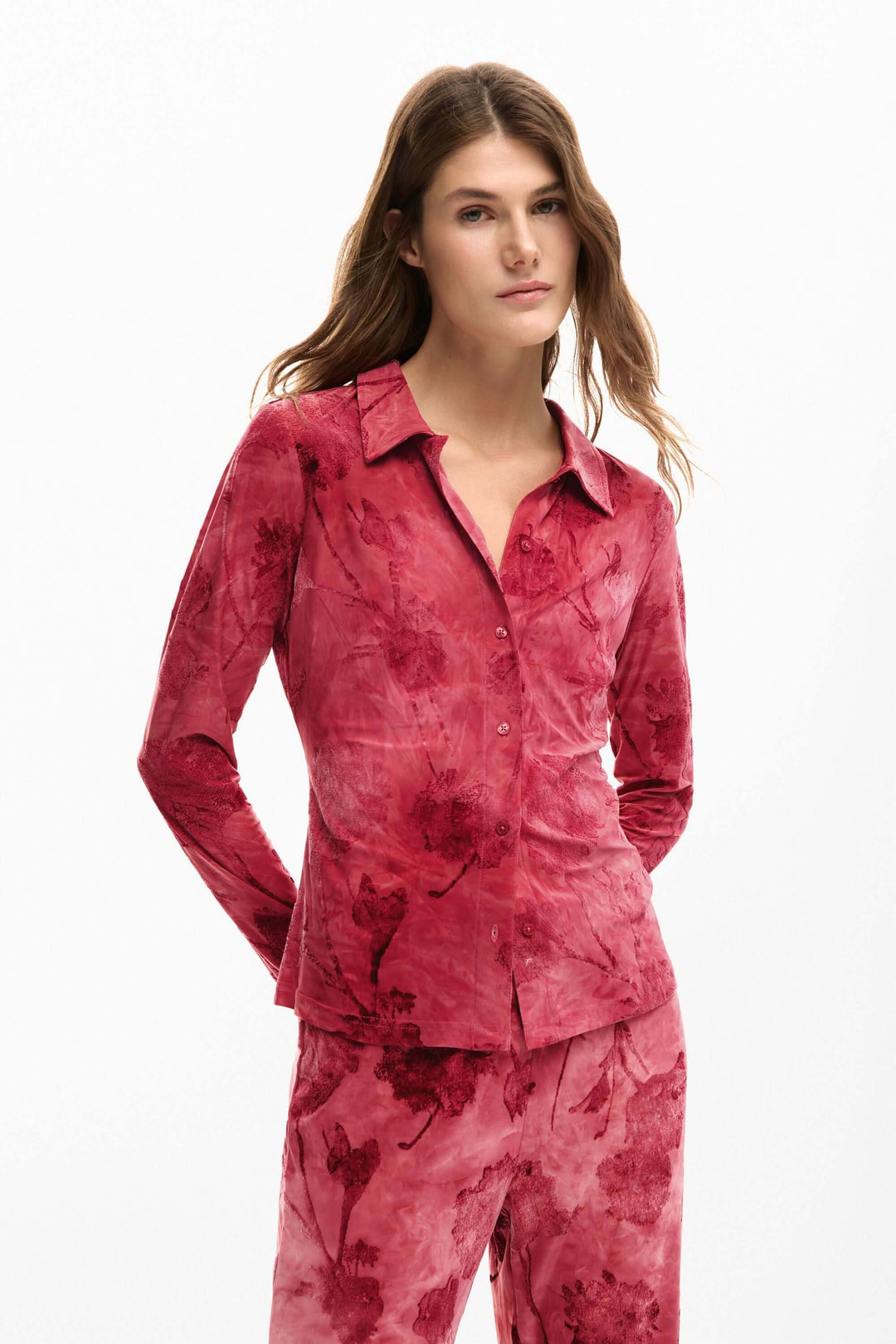 Chemise brodée avec fleurs, silhouette féminine et élégante, motif artistique, idéale pour les styles soignés ou décontractés.