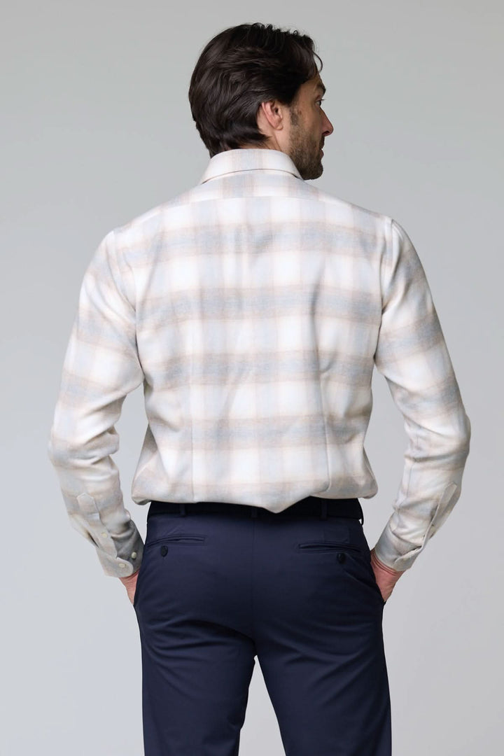 Homme portant une chemise à carreaux doux en flanelle, vue de dos, style décontracté et élégant, tissu flanelle brossée, col classique.
