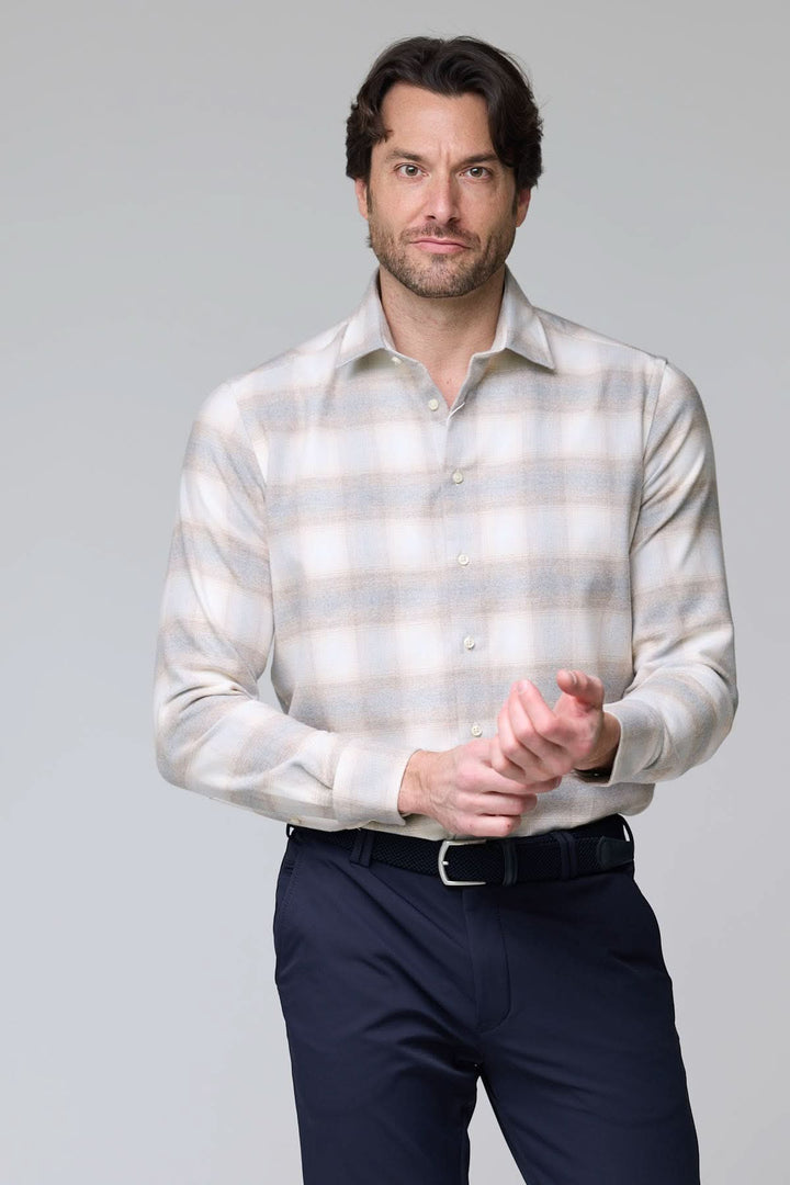 Homme portant une chemise à carreaux doux en flanelle avec col classique et boutons nacrés, ajoutant une touche élégante et décontractée.