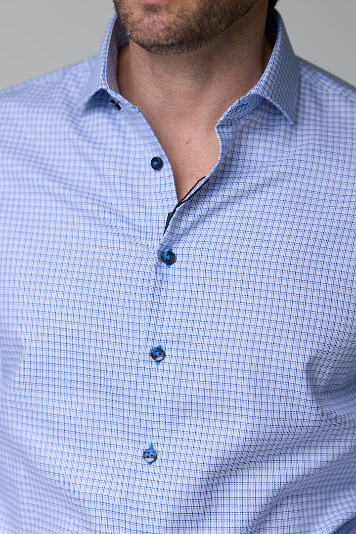 Chemise à carreaux fins à manches longues avec motif quadridimensionnel bleu pour un look professionnel et décontracté.