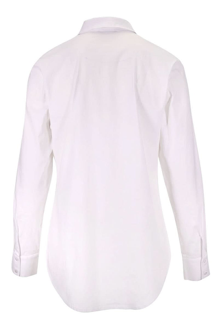 Vue arrière de chemise classique blanche avec manches longues et col structuré, mise en valeur par une silhouette légèrement cintrée.