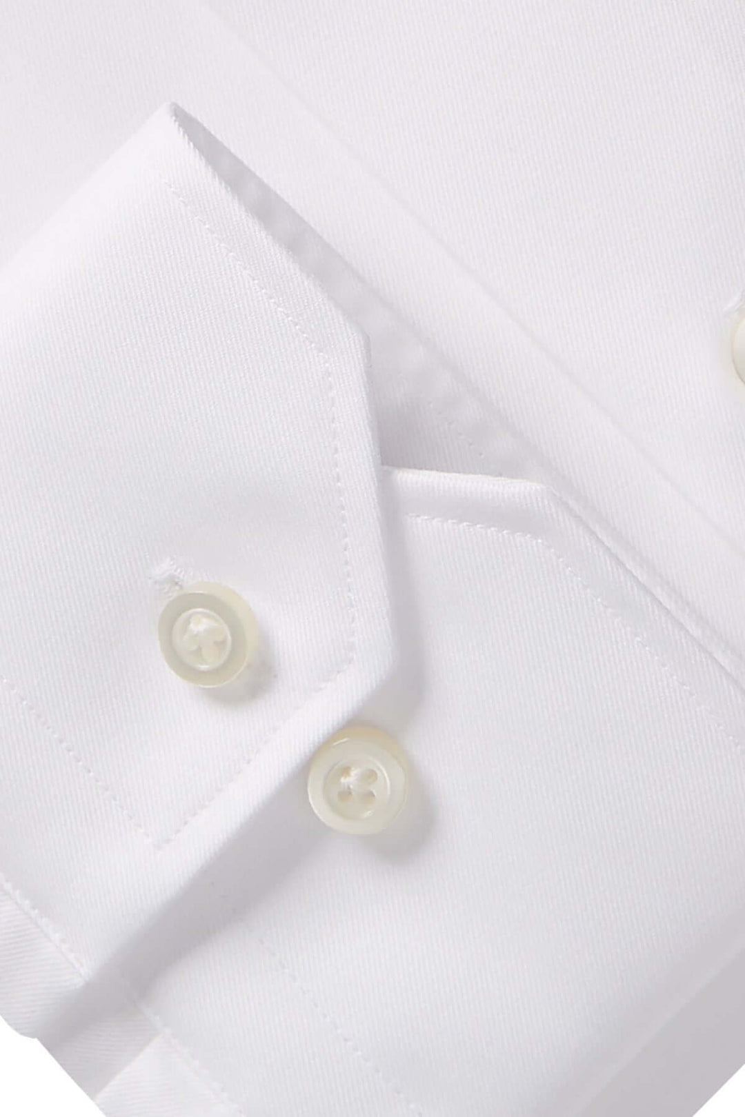 Détail du col Harvard et boutons d'une chemise élégante en twill de coton blanc.