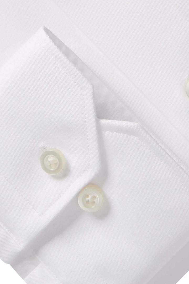 Détail du col Harvard et boutons d'une chemise élégante en twill de coton blanc.