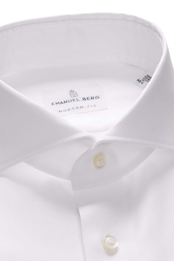 Chemise col Harvard blanche moderne avec boutons, étiquette Emanuel Berg, style intemporel.