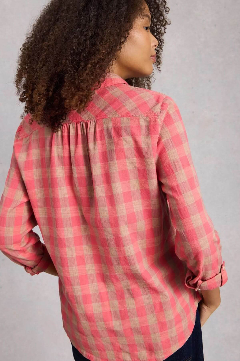 Femme portant une Chemise à col à carreaux Sophie, style décontracté, arrière vue, tissu léger et confortable.