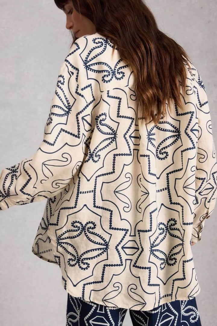 Chemise à col en lin Lydia avec motif graphique, vue de dos, coupe fluide et décontractée, manches longues, idéale pour le quotidien.